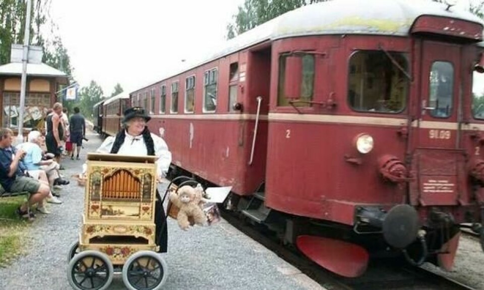 Torild med lirekassa mens toget tar en stopp på Krøderbanen. Foto: Privat Torild med lirekassa mens toget tar en stopp på Krøderbanen. Foto: Privat