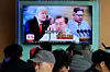 Sørkoreanere i Seoul foran nyhetssending om de bebudede samtalene mellom Nord-Koreas Kim Jong-un og president Trump i begynnelsen av mars. Sør-Koreas president Moon Jae-in i forgrunnen. Scanpix/AP.