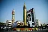 Portrett av Irans øverste leder Ayatollah Ali Khamenei sammen med missiler på Baharestan-torget i Irans hovedstad Teheran. Arkivfoto fra september 2017. Scanpix/Reuters.