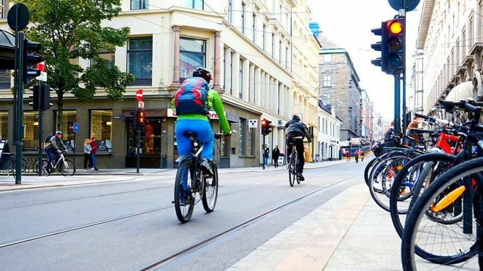 Mange syklister sykler på rødt lys. Hvilke regler gjelder egentlig for denne trafikant-gruppen?