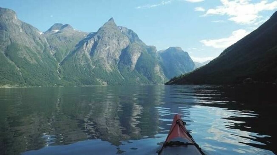 OMGITT AV HØYE FJELL: Eikesdalsvatnet er godt egnet for padleturer. Foto: Per Roger Lauritzen OMGITT AV HØYE FJELL: Eikesdalsvatnet er godt egnet for padleturer. Foto: Per Roger Lauritzen