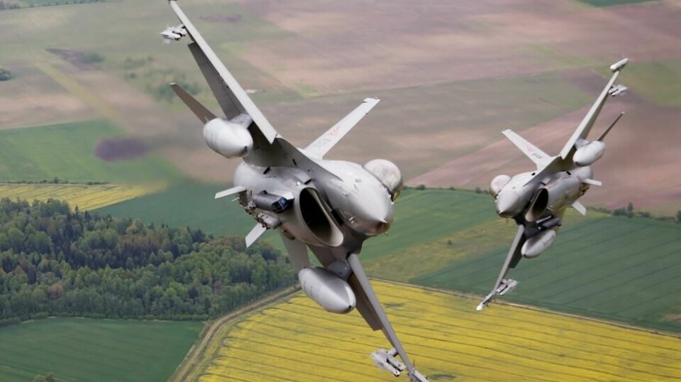 Danmark selger 24 av sine gamle F-16-fly til Argentina. Også Norge brukte F-16 i en årrekke, blant annet i Natos luftovervåking av Baltikum (bildet). Arkivfoto: Henrik Skolt / NTB