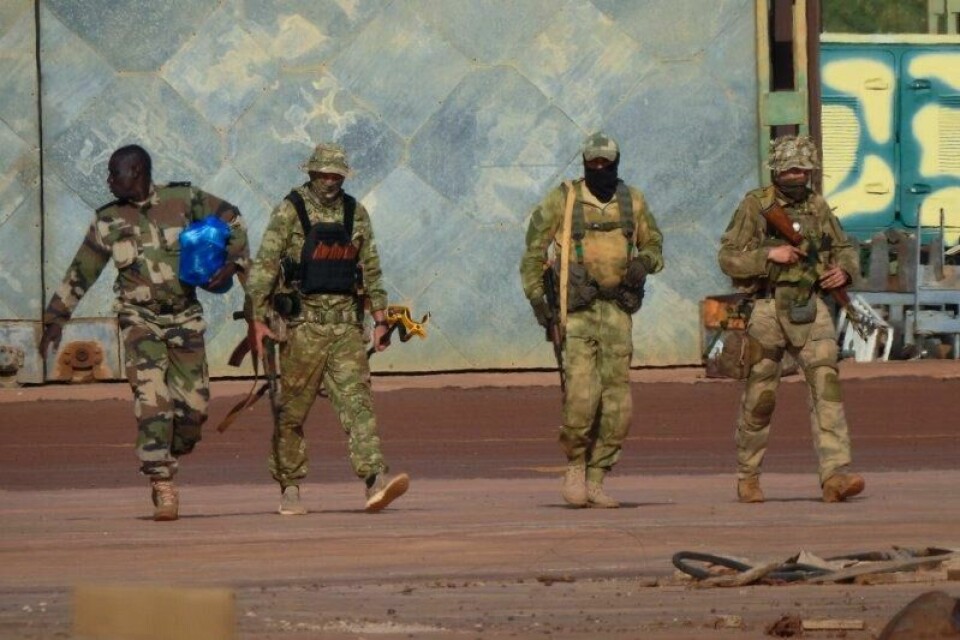 Disse russiske leiesoldatene ble fotografert på en flyplass nord i Mali i 2022.