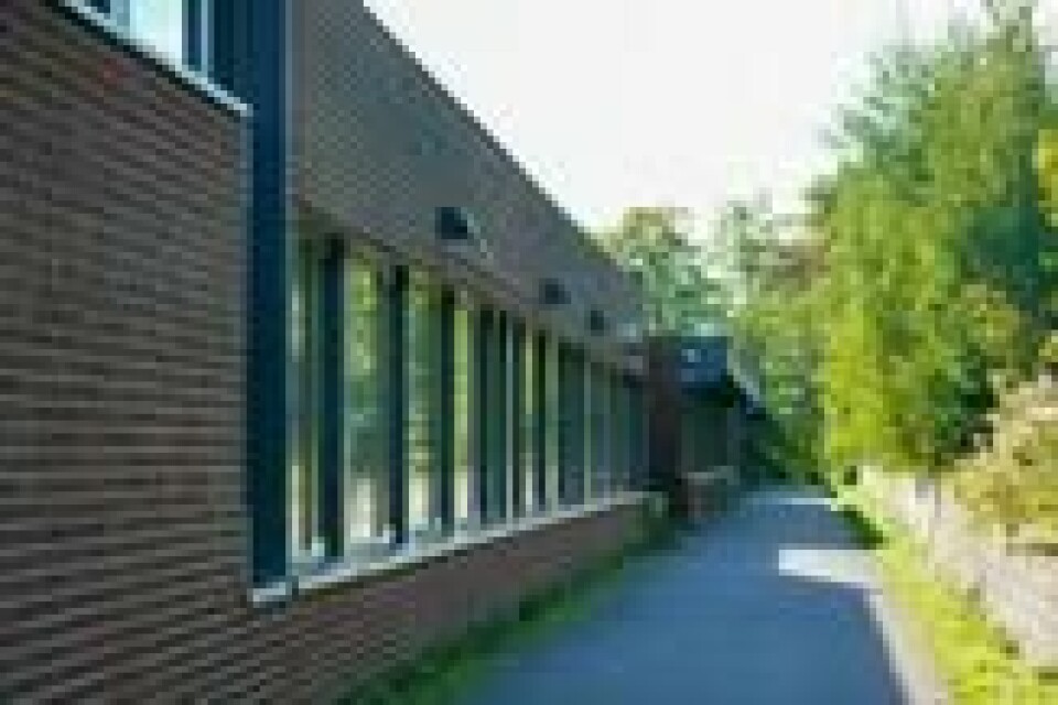 I en melding til foreldrene ved Linderud skole, skriver rektor Bitten Koch at elever og lærere holdes innendørs under en politiaksjon i området. I en melding til foreldrene ved Linderud skole, skriver rektor Bitten Koch at elever og lærere holdes innendørs under en politiaksjon i området. Foto: Heiko Junge / NTB