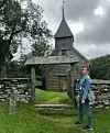 Therese Thuv reiste selv til Hålandsdalen for å se hvor Ragnhild bodde og levde. Hun forteller at kirkeklokkene i den gamle kirken, som inneholder rester av en middelaldersk stavkirke, er de originale som Ragnhild mest sannsynlig har hørt på begynnelsen av 1300-tallet. Foto: Privat
