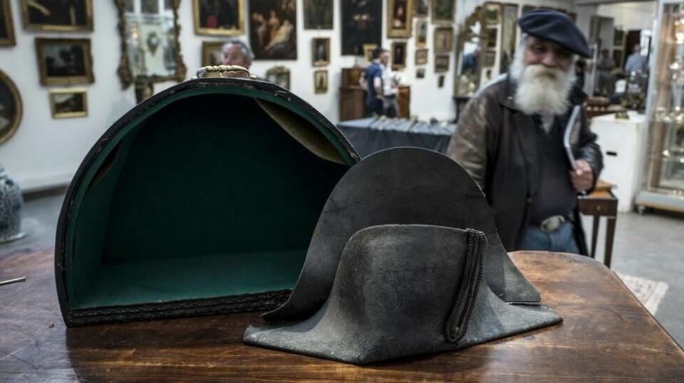 Denne hatten, fotografert 14. juni, antas å ha tilhørt Napoleon. Den ble angivelig plukket opp av en nederlandsk kaptein etter slaget ved Waterloo i 1815. Foto: AFP PHOTO / Jean-Philippe Ksiazek / NTB scanpix.