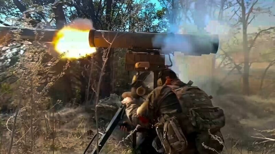 En russiisk soldat fyrer av en anti-stridsvogn--missil mot ukrainske styrker på et ikke angitt sted i september i år.