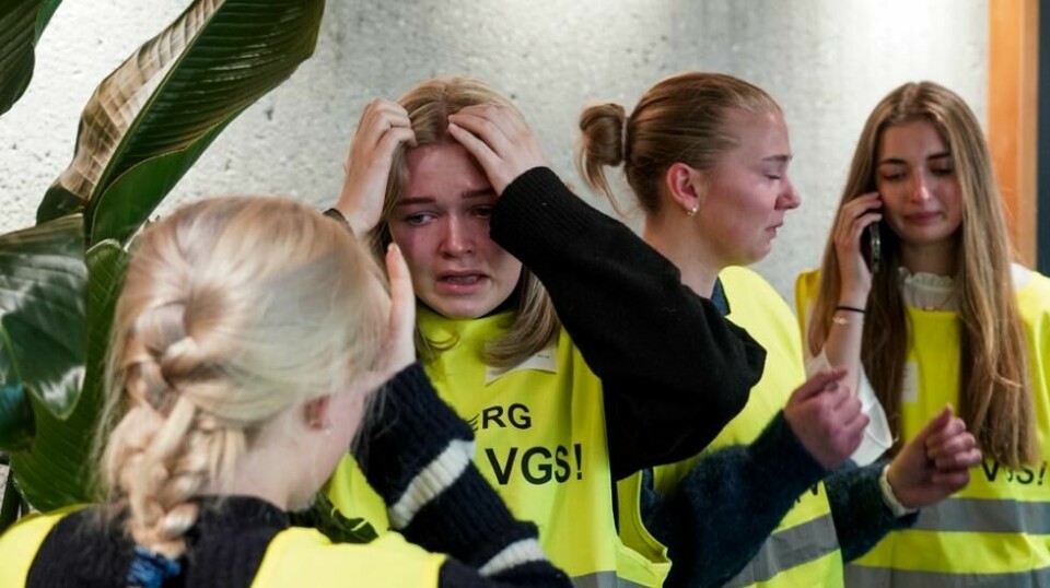 Elever fra Berg videregående skole i Lom i oppløsning etter at fylkestinget vedtok den varslede kuttplanen for videregående skoler i fylket onsdag. Foto: Ole Berg-Rusten / NTB