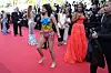 Fredag dro en kvinne av seg klærne for å protestere mot krigen i Ukraina på den røde løperen i Cannes. Foto: Valery Hache / AFP
