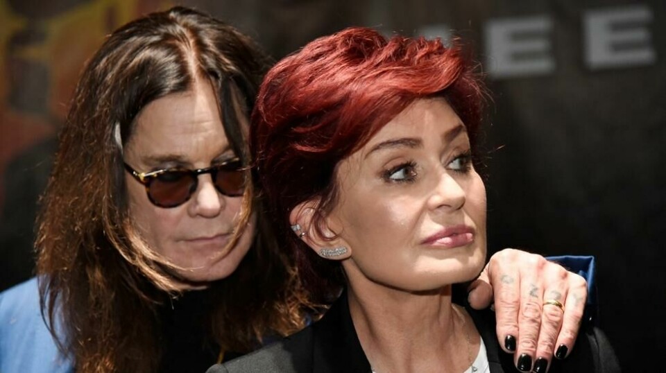 Sharon Osbourne, med sin rocke-ektemann bak seg.