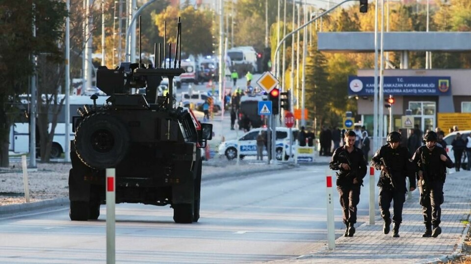 Både soldater og politi er på stedet der angrepet skjedde, sammen med et stort antall ambulanser. Foto: Yavuz Ozden / Dia Photo via AP / NTB