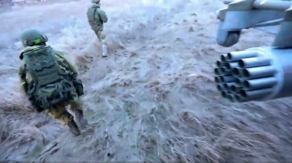 Stillbilde fra en video som er gitt ut av det russiske forsvarsdepartementets presseavdeling 1. mars. Bildet skal vise russiske soldater gå ut av et russisk militærhelikopter etter å ha landet på et ikke navngitt sted i Ukraina. Foto: Presseavdelingen i Russlands forsvarsdepartement / AP / NTB