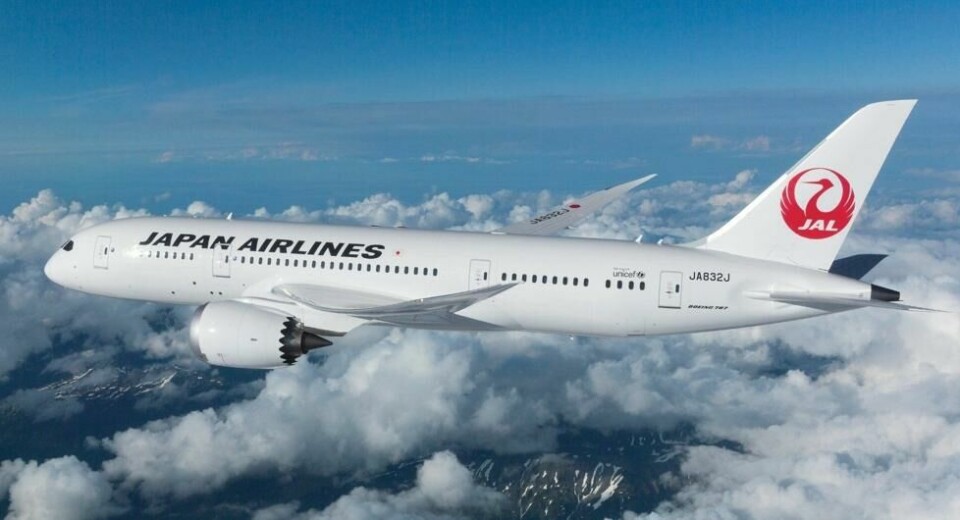 Det koster krefter (drivstoff) å frakte tonnevis med bagasje jorda rundt med fly. Japan Airlines forsøker å gjøre noe med det - ved å leie ut klær til turister som kommer til Japan. Det koster krefter (drivstoff) å frakte tonnevis med bagasje jorda rundt med fly. Japan Airlines forsøker å gjøre noe med det - ved å leie ut klær til turister som kommer til Japan. Foto: Japan Airlines