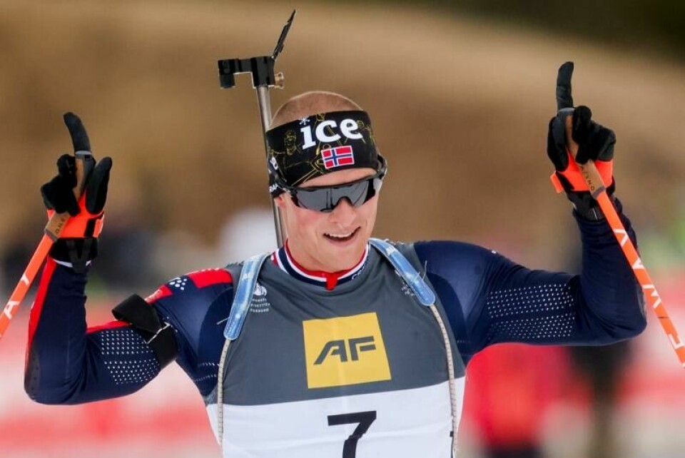 Endre Strømsheim smiler som seiersmann på fellesstarten på Sjusjøen.