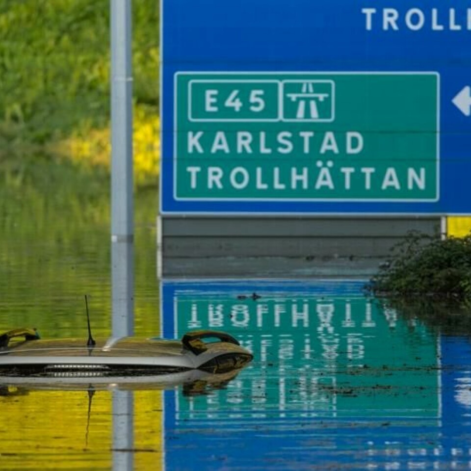 Bilder fra E45 viser biler som står under vann som følge av oversvømmelser. Foto: Joachim Nywall / TT / NTB