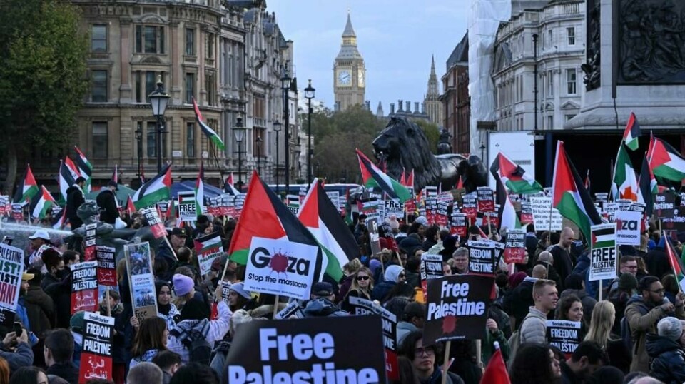 Demonstranter med plakater og flagg under «London Rally For Palestine» på Trafalgar Square i sentrum av London 4. november 2023. Illustrasjonsfoto.