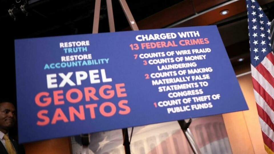 En plakat med informasjon om siktelsene George Santos står overfor. Illustrasjonsfoto. En plakat med informasjon om siktelsene George Santos står overfor. Illustrasjonsfoto. Foto: Win McNamee / Getty Images via AFP / NTB