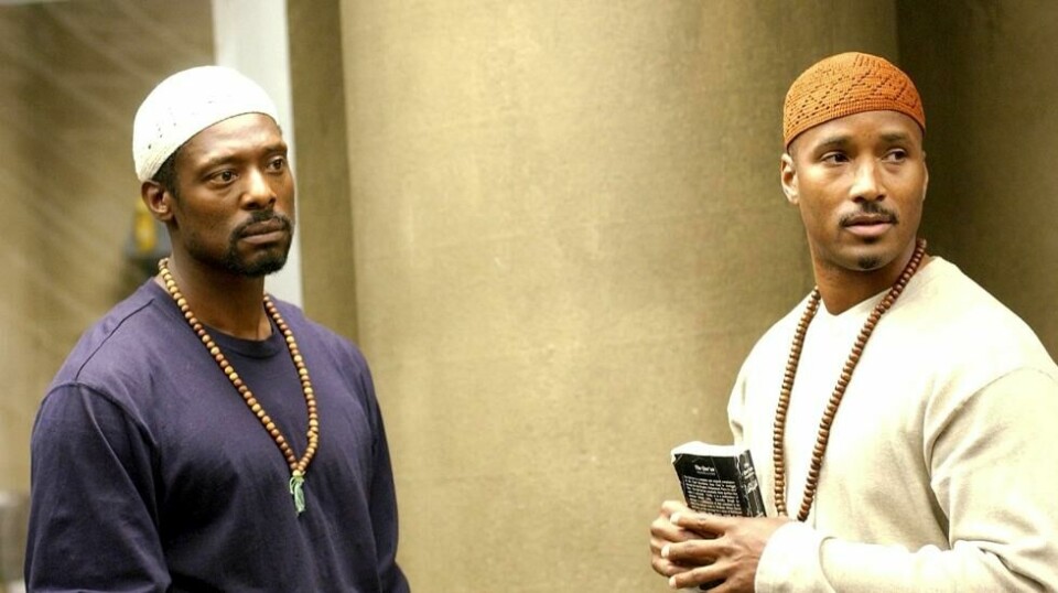 Eamonn Walker (som Kareem Saïd) og Granville Adams (Zahir Arif) fra siste seong av Oz i 2003.