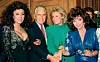 Diahann Carroll (t.v) er død. Her er hun fotografert i 1986 sammen med andre tv-stjerner som John Forsythe, Linda Evans og Joan Collins. Alle hadde en rolle i den uhyre populære såpeserien «Dynastiet». Foto: NTB scanpix