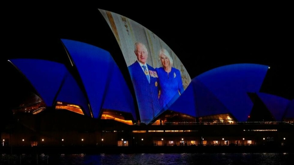 Operahuset i Sydney viste fredag bilder av det britiske kongeparet i anledning besøket. Foto: Mark Baker / AP / NTB