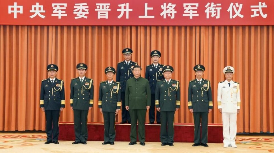 Kinas leder, Xi Jinping i midten, med det nye lederskaper i rakettstyrken, organet som kontrollerer Kinas raketter og kjernefysiske våpen.