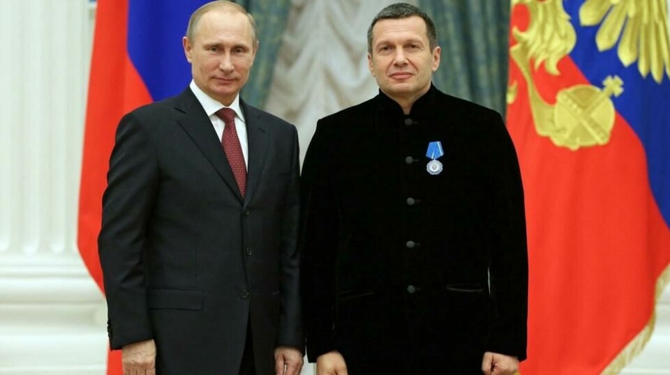 Russlands president Vladimir Putin sammen med TV-anker Vladimir Solovyov under en prisutdeling i Kreml i Moskva i 2013.