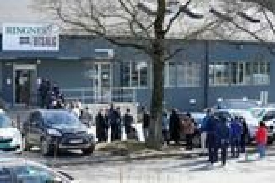 Lange køer ved Ringnes sitt utsalg på Bryn i Oslo mandag. Streiken fører til at enkelte handler inn mineralvann og øl i større kvanta. Foto: Lise Åserud / NTB Lange køer ved Ringnes sitt utsalg på Bryn i Oslo mandag. Streiken fører til at enkelte handler inn mineralvann og øl i større kvanta. Foto: Lise Åserud / NTB