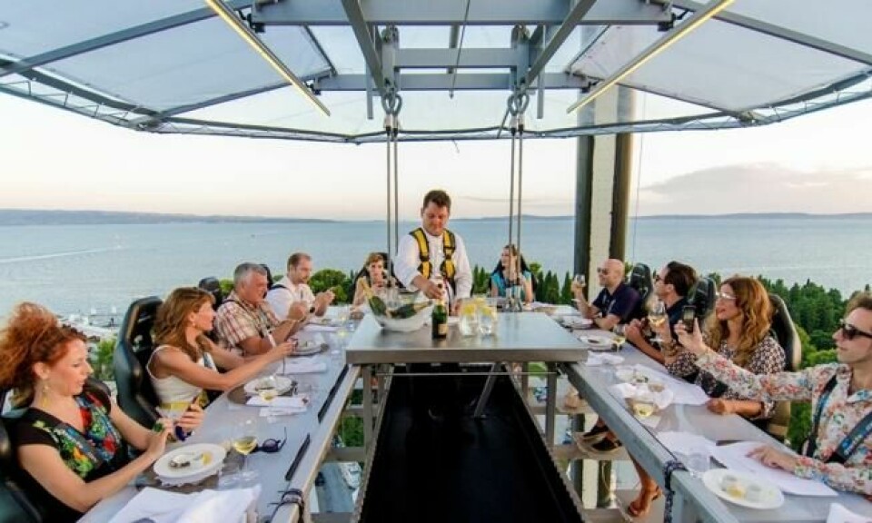 Høyt hevet over Akropolis. Foto: Dinner in the Sky Høyt hevet over Akropolis. Foto: Dinner in the Sky