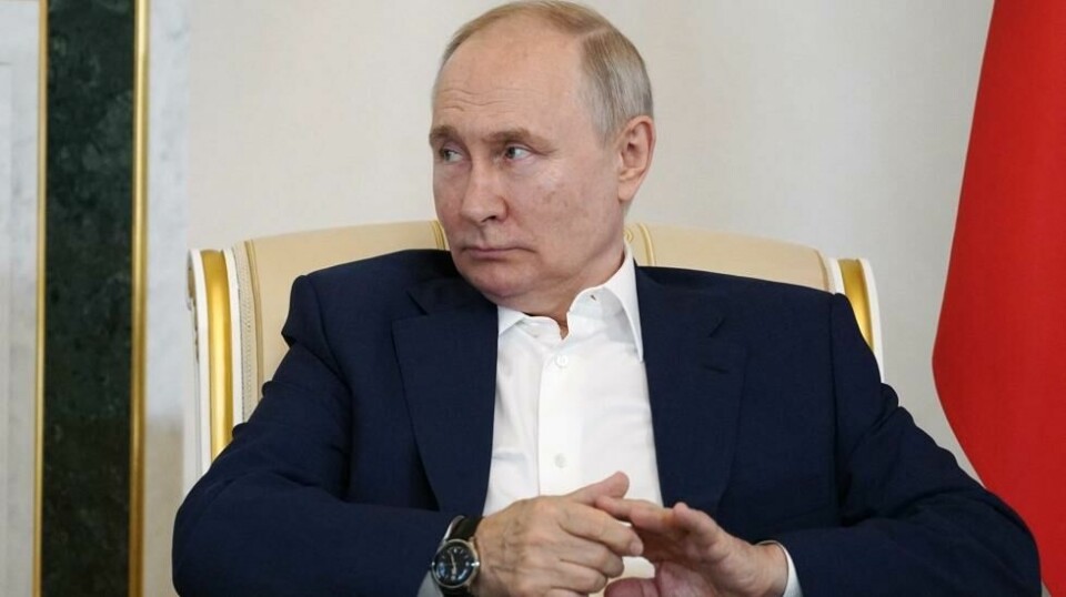 Russlands president Vladimir Putin lytter til Belarus` president Alexander Lukasjenko under møtet deres i Strelna, utenfor St. Petersburg, 23. juli 2023.