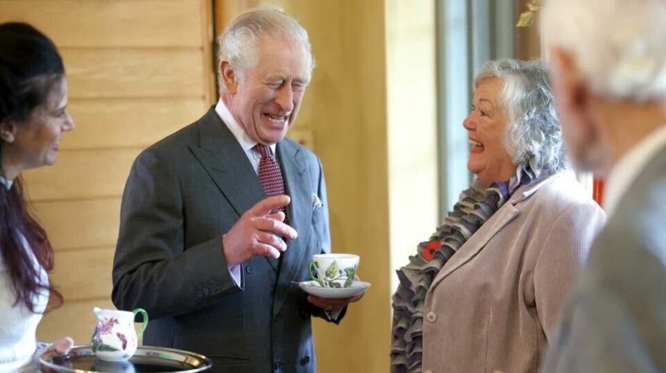 Kong Charles ler sammen med en gjest mens han deltar på 75-årsfesten sin på Highgrove House, 13. november 2023.