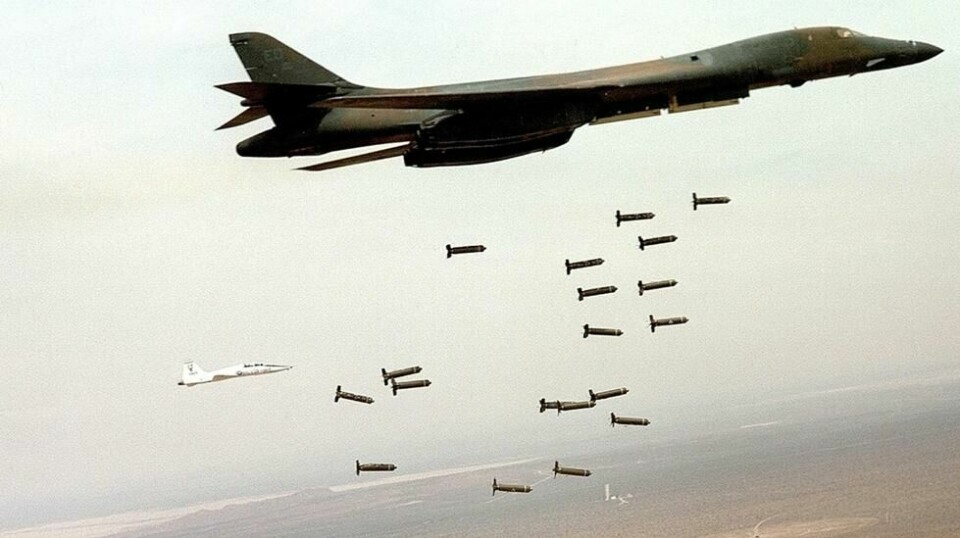 Amerikanske fly som slipper klasebomber under en militærøvelse i 2000.
