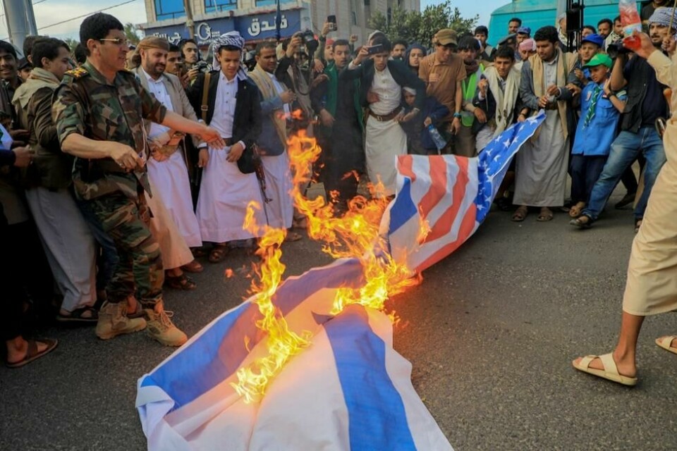 Et amerikansk og israelsk flagg påtennes 18. oktober, i Jemens hovedstad Sanaa, kunder houthisk kontroll. Anledningen er protester mot angrepet på et sykehus i Gaza. Et amerikansk og israelsk flagg påtennes 18. oktober, i Jemens hovedstad Sanaa, kunder houthisk kontroll. Anledningen er protester mot angrepet på et sykehus i Gaza. Foto: Mohammed Huwais / AFP