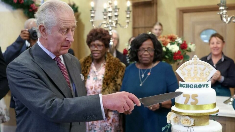 Kong Charles skjærer i en bursdagskake på 75-årsdagen sin, på Highgrove House i Tetbury, vest i England, 13. november 2023. Kong Charles skjærer i en bursdagskake på 75-årsdagen sin, på Highgrove House i Tetbury, vest i England, 13. november 2023. Foto: Chris Jackson / AFP / NTB