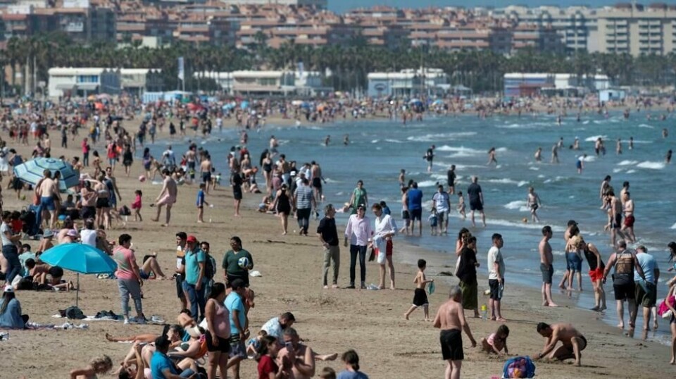 Som vanlig skal mange nordmenn til sydligere strøk denne sommeren. Bildet er fra en strand i Valencia.