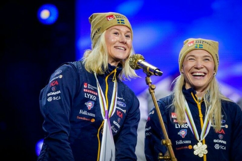 Jonna Sundling (t.h.) går siste etappe for Sverige på stafetten. Maja Dahlqvist er ikke med på laget.