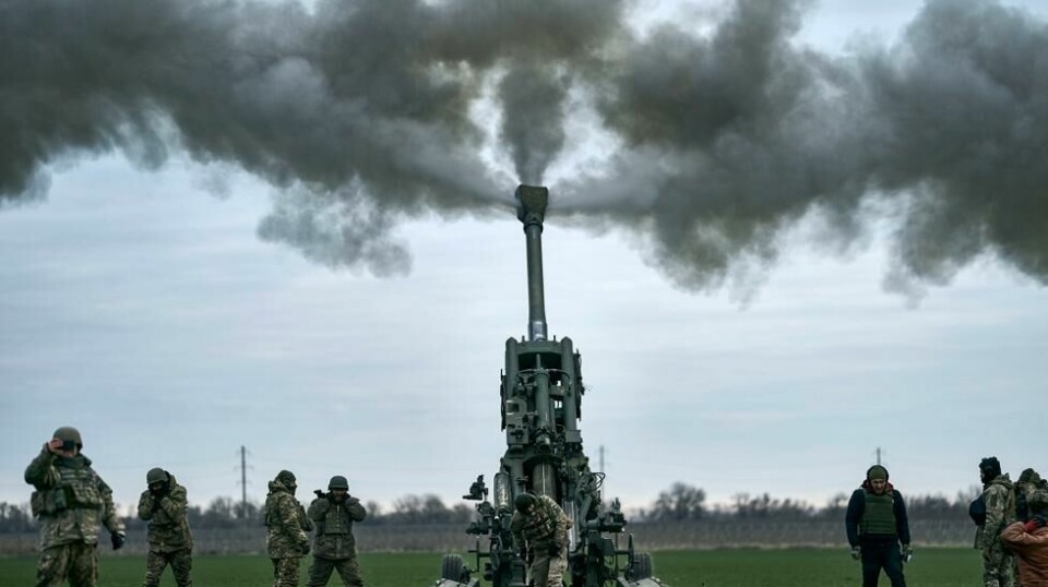 Ukrainske soldater skyter mot russiske stillinger fra en amerikansk-levert M777-haubits i Ukrainas Kherson-region 9. januar 2023.