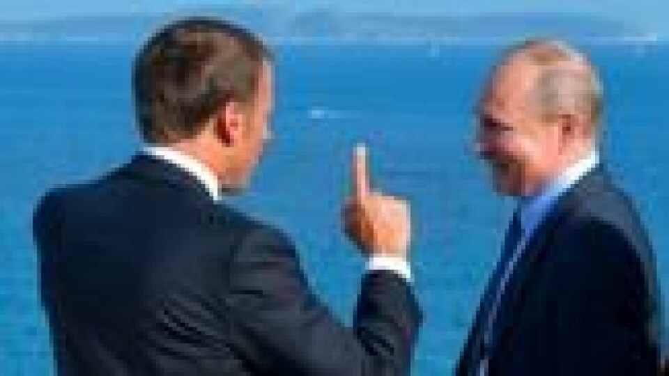 Frankrikes president Emmanuel Macron snakker med Russlands president Vladimir Putin ved fortet Bregancon i Bormes-les-Mimosas, Sør-Frankrike, mandag 19. august 2019. Frankrikes president Emmanuel Macron snakker med Russlands president Vladimir Putin ved fortet Bregancon i Bormes-les-Mimosas, Sør-Frankrike, mandag 19. august 2019. Foto: Alexei Druzhinin / AP