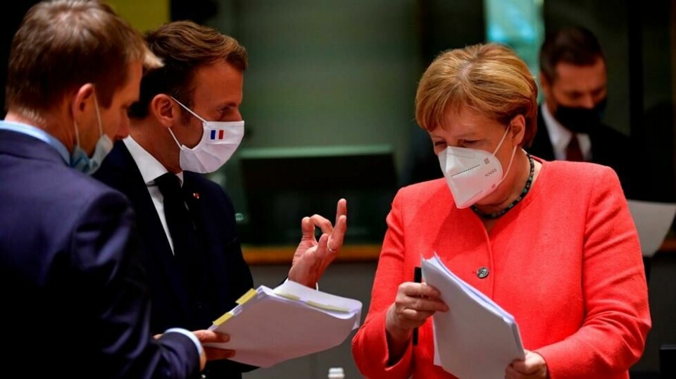 Frankrikes president Emmanuel Macron i samtale med Tysklands regjeringssjef Angela Merkel under et tidligere EU-toppmøte.