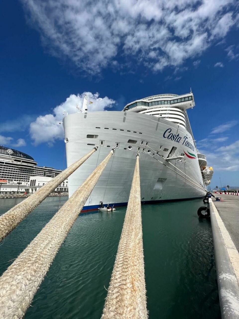 Costa Toscana klar for avgang - cruiset fra Dubai til hjembyen Genova i Italia tar 20 døgn. Costa Toscana klar for avgang - cruiset fra Dubai til hjembyen Genova i Italia tar 20 døgn. Foto: Tore Ulabrand Johansen