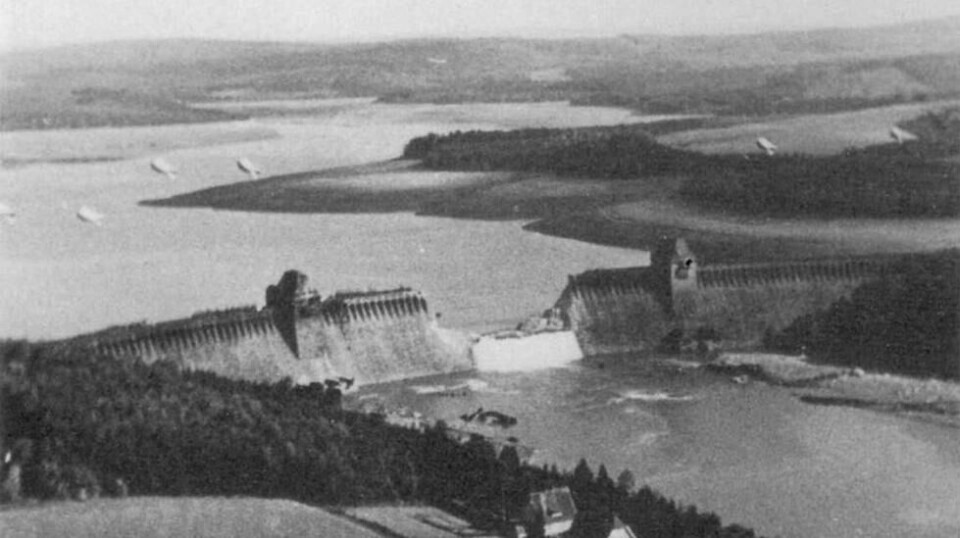 Bildet viser den ødelagte demningen Möhne etter angrepet. Bildet ble tatt av et britisk fotofly.