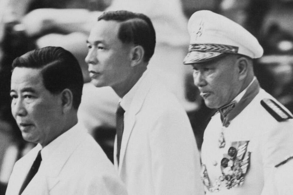 Den tidligere sørvietnamesiske presidenten Ngo Dinh Diem, helt til venstre i bildet. Bak ham står en av offiserene som skal ha konspirert mot Diem. Den tidligere sørvietnamesiske presidenten Ngo Dinh Diem, helt til venstre i bildet. Bak ham står en av offiserene som skal ha konspirert mot Diem. Foto: AP / NTB