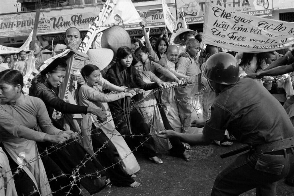 Buddhistiske munker og andre demonstranter i Saigon i juli 1963. Buddhistiske munker og andre demonstranter i Saigon i juli 1963. Foto: Horst Faas / AP / NTB