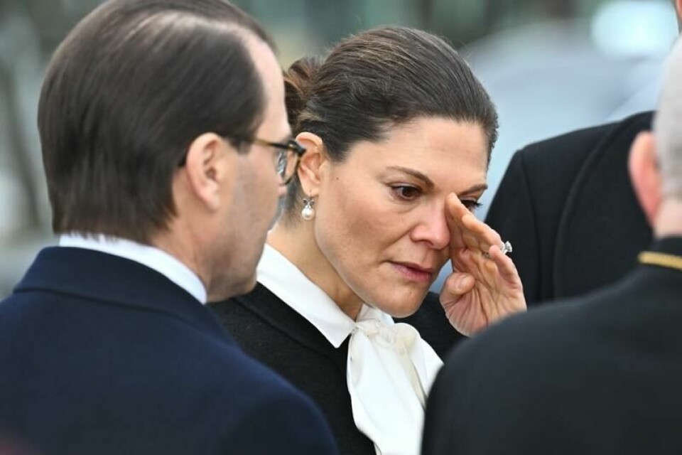 Kronprinsesse Victoria og prins Daniel besøker minnestedet utenfor skolen.