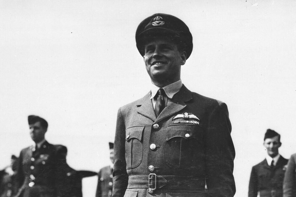 Kommandør Guy Gibson fikk tapperhetsmedaljen Victoriakorset etter å ha ledet det farefulle oppdraget. Gibson falt i strid i 1944. Kommandør Guy Gibson fikk tapperhetsmedaljen Victoriakorset etter å ha ledet det farefulle oppdraget. Gibson falt i strid i 1944. Foto: The National Archives UK / Wikimedia Commons