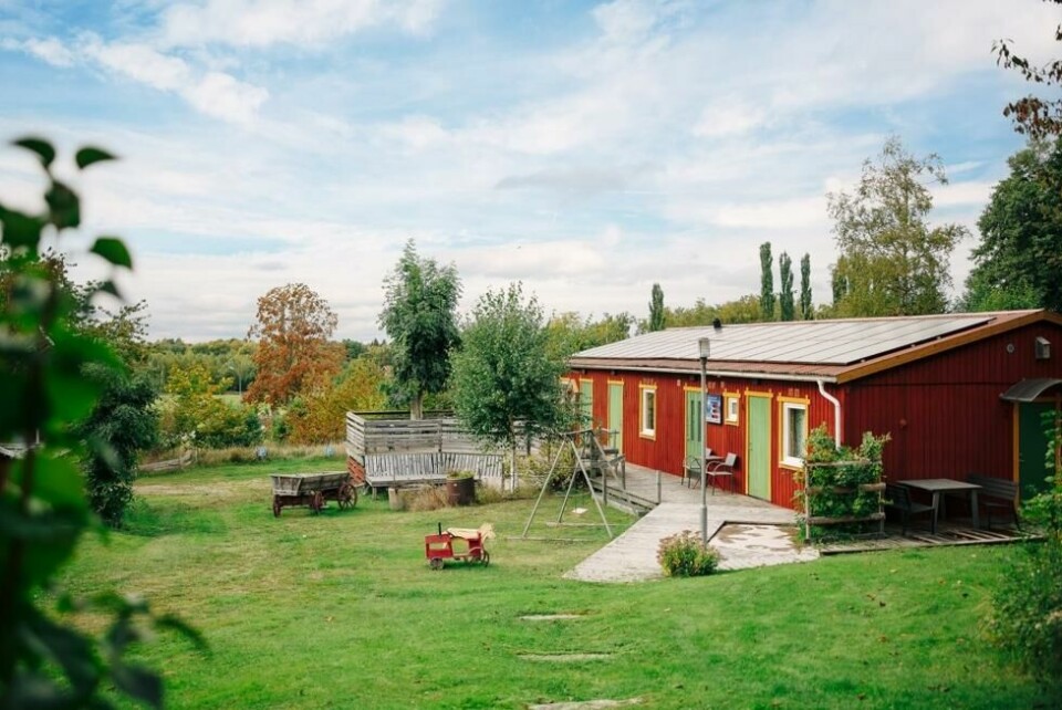 På det familieeide økohotellet Lugnåsberget kan du vandre til historiske steder, padle kano eller bare slappe av foran peisen. Det er høner på gården og om sommeren kan du plukke bær og klappe sauene som beiter i hagen. På det familieeide økohotellet Lugnåsberget kan du vandre til historiske steder, padle kano eller bare slappe av foran peisen. Det er høner på gården og om sommeren kan du plukke bær og klappe sauene som beiter i hagen. Foto: Turistrådet Västsverige