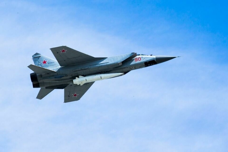 Et russisk Mig-31K utstyrt med det hypersoniske missilet Kh-47M2 Kinzhal i 2018. Det er et missil av denne typen Ukraina og USA hevder ble skutt ned av et Patriot-missil. Et russisk Mig-31K utstyrt med det hypersoniske missilet Kh-47M2 Kinzhal i 2018. Det er et missil av denne typen Ukraina og USA hevder ble skutt ned av et Patriot-missil. Foto: AP / NTB