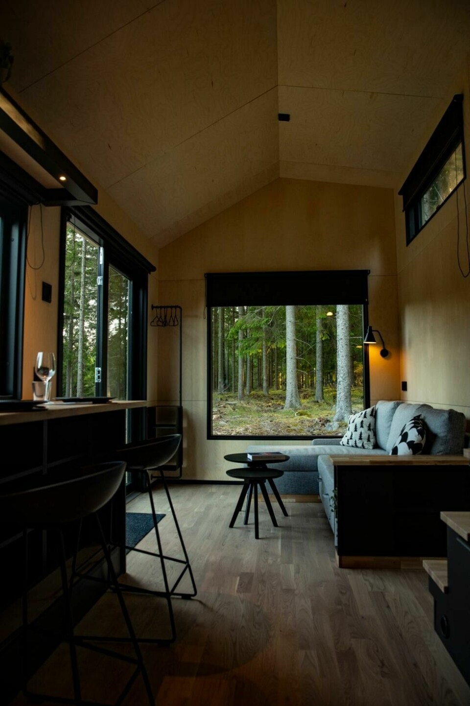 På Inforest bor besøkende i bittesmå hus i skogene utenfor Hjo, hvor de nyter freden og tilbaketrukketheten med naturen som eneste nabo. På Inforest bor besøkende i bittesmå hus i skogene utenfor Hjo, hvor de nyter freden og tilbaketrukketheten med naturen som eneste nabo. Foto: Turistrådet Västsverige