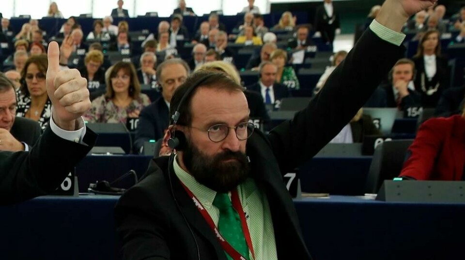 József Szájer fra Ungarn valgte å gå av som EU-parlamentariker etter at han innrømmet i å ha deltatt på en orgiefest under coronapandemien