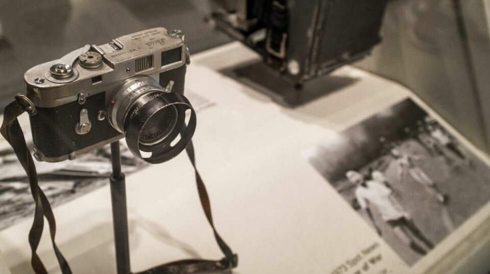 ØYEÅPNER: Fotografen Nick Uts kamera, med det berømte bildet han tok med det nederst til høyre. Han mottok den høythengende Pulitzer-prisen for bildet av ni år gamle Kim Phuc.