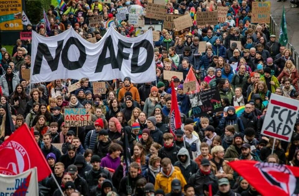 Folk demonstrerer mot Alternativ for Tyskland (AfD) i Ulm i Tyskland i begynnelsen av oktober.